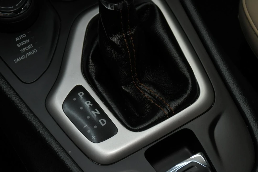 2016 Jeep KL Cherokee - Image 25 of 31