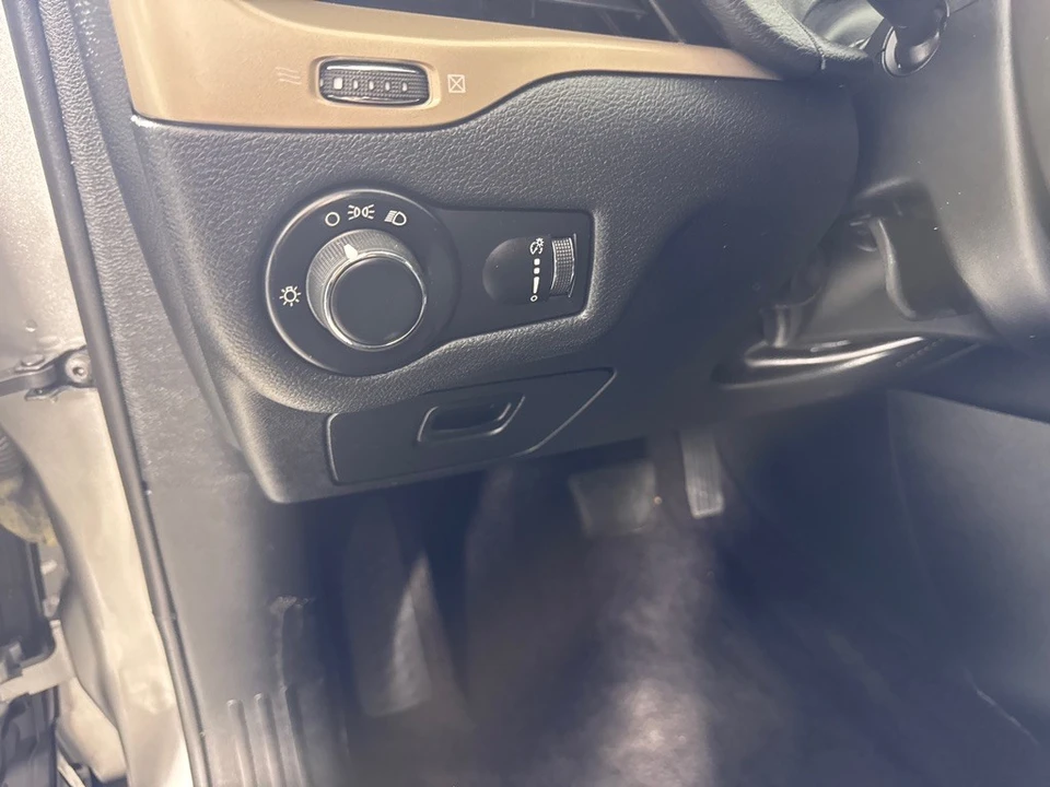 2016 Jeep KL Cherokee - Image 14 of 21