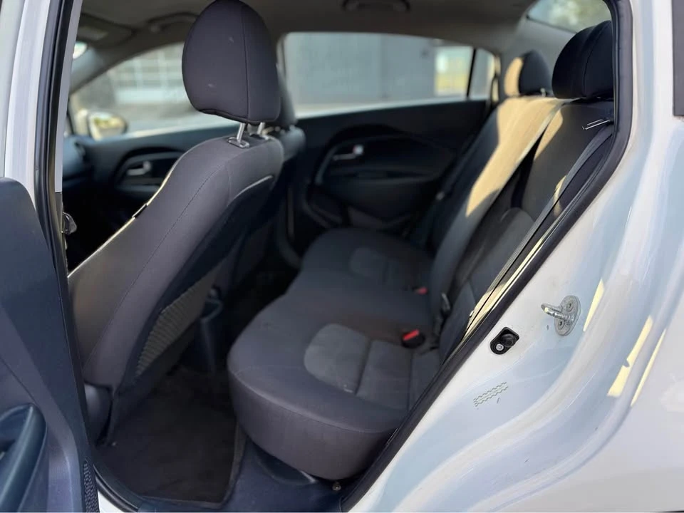 2016 Kia Rio - Image 9 of 15
