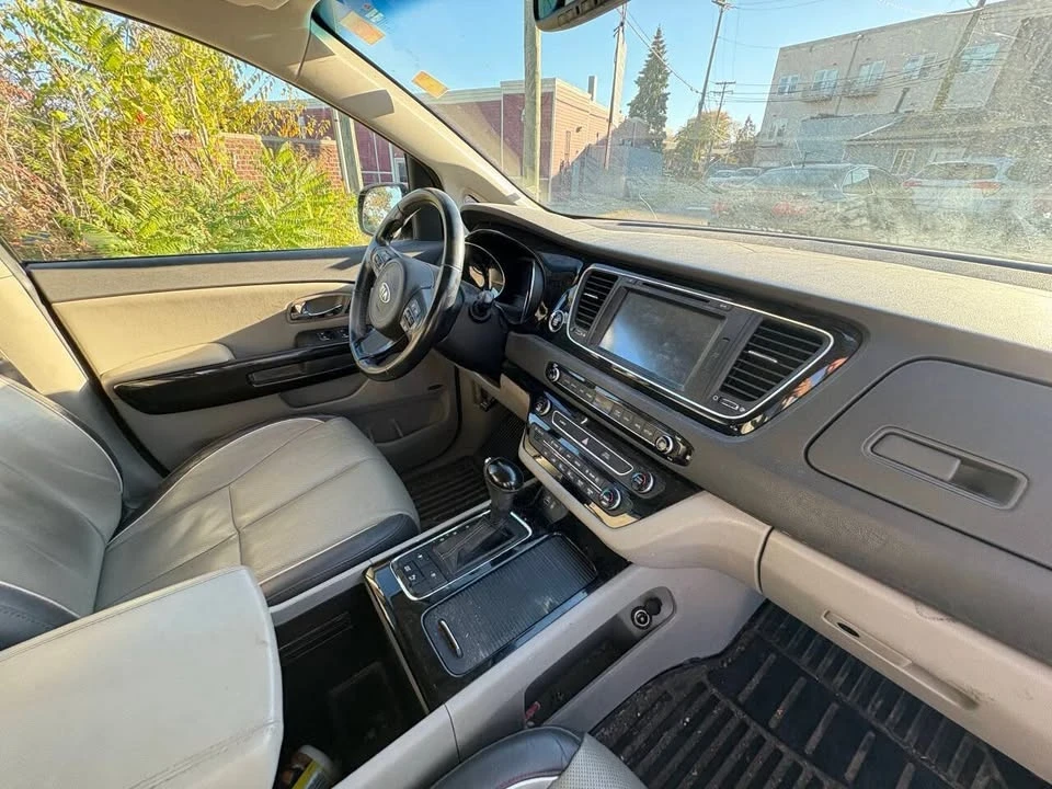 2016 Kia Carnival - Image 8 of 10