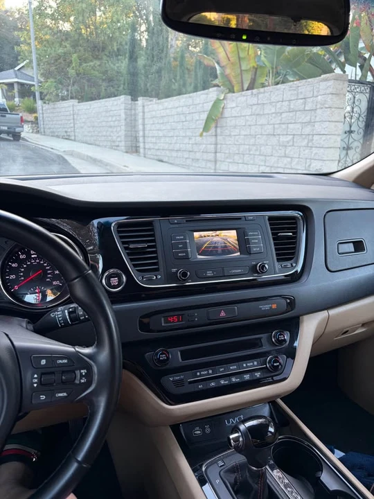 2016 Kia Carnival - Image 14 of 15