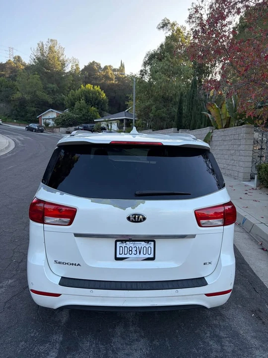 2016 Kia Carnival - Image 5 of 15