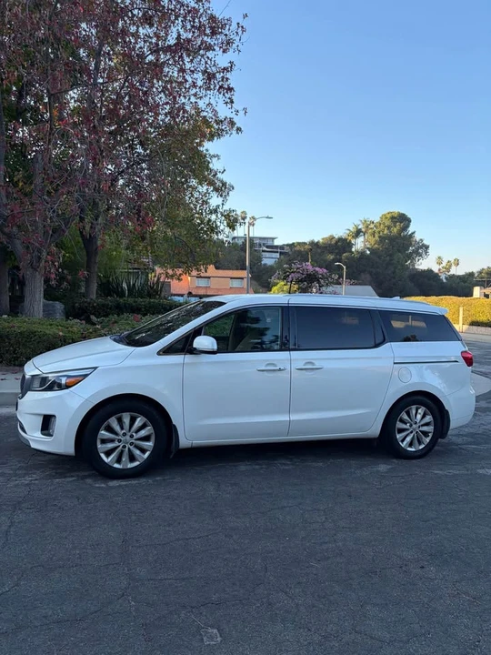 2016 Kia Carnival - Image 4 of 15