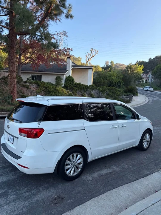 2016 Kia Carnival - Image 2 of 15