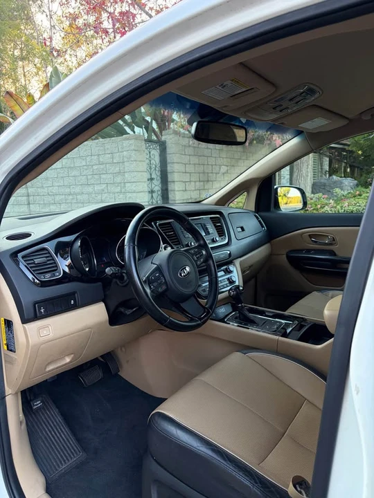 2016 Kia Carnival - Image 8 of 15