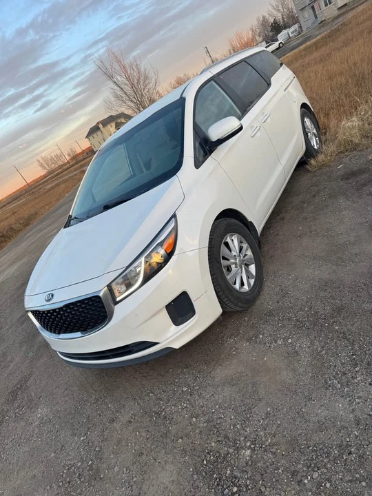 2016 Kia Carnival - Image 3 of 4