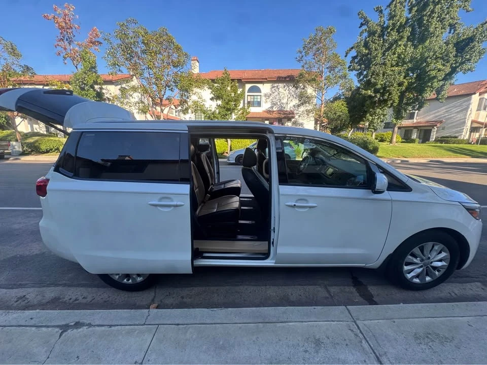 2016 Kia Carnival - Image 8 of 13