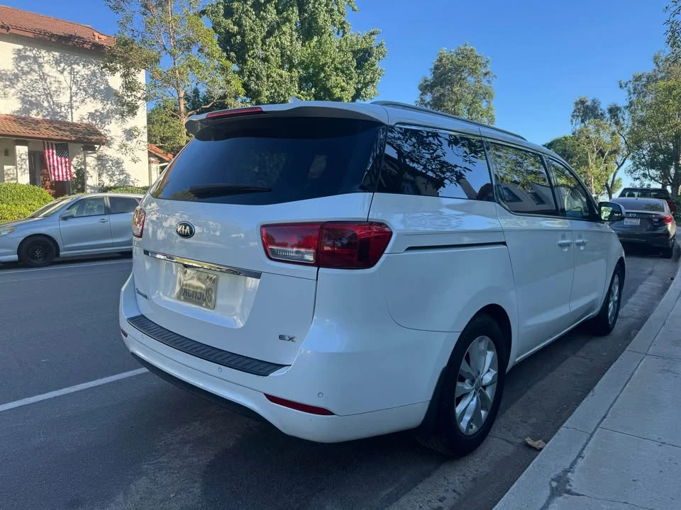 2016 Kia Carnival - Image 5 of 13