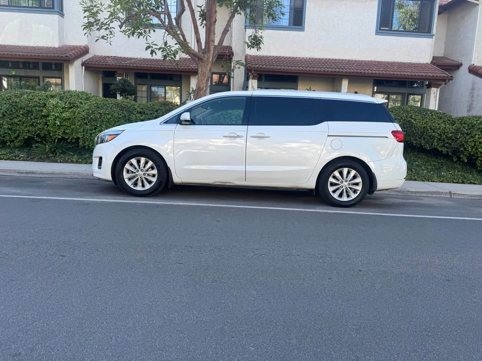 2016 Kia Carnival - Image 7 of 13