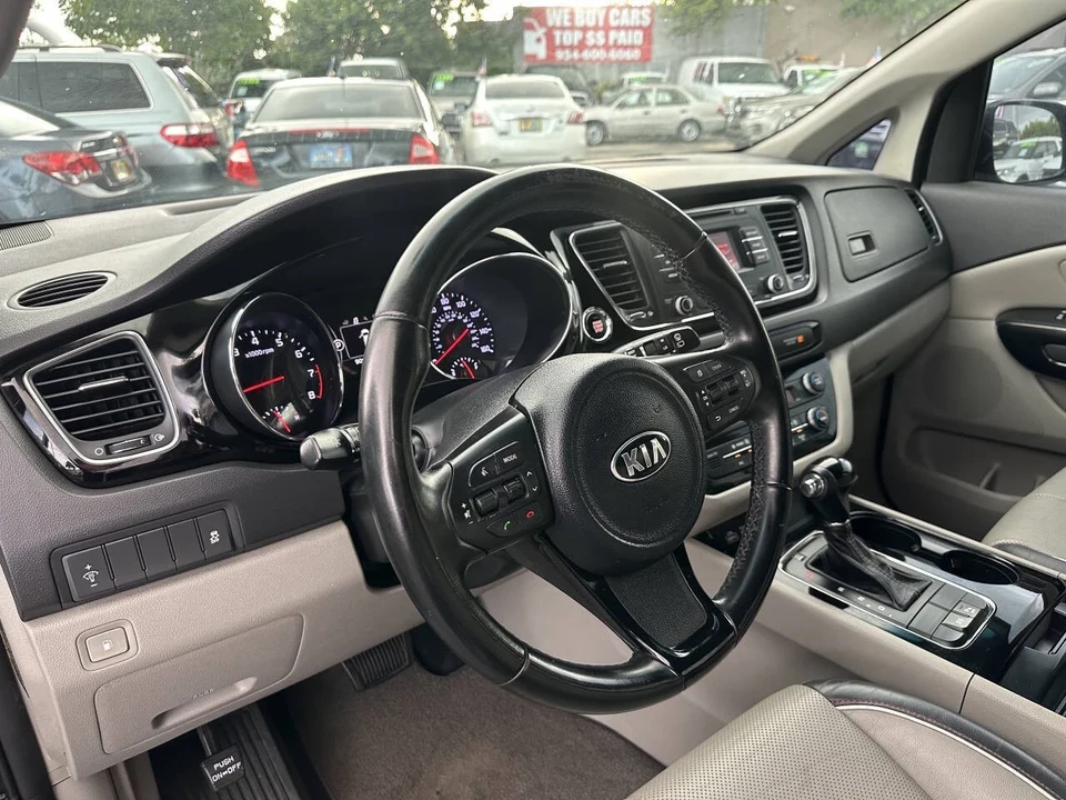 2016 Kia Carnival - Image 15 of 21