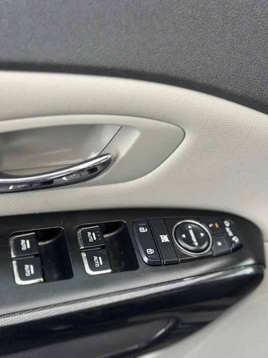 2016 Kia Carnival - Image 13 of 21