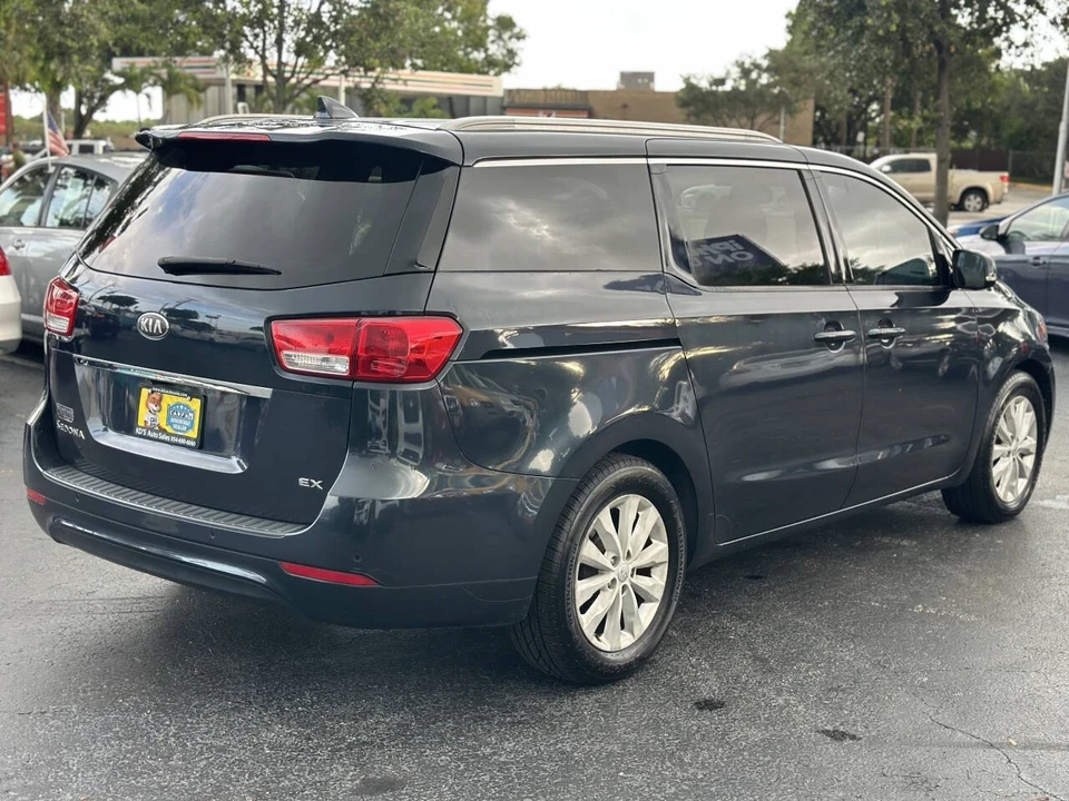 2016 Kia Carnival - Image 7 of 12