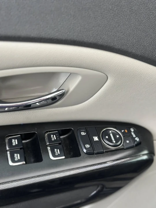 2016 Kia Carnival - Image 13 of 21