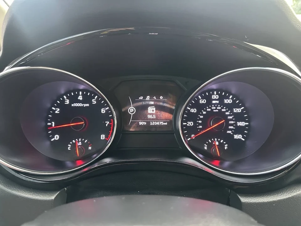 2016 Kia Carnival - Image 16 of 21
