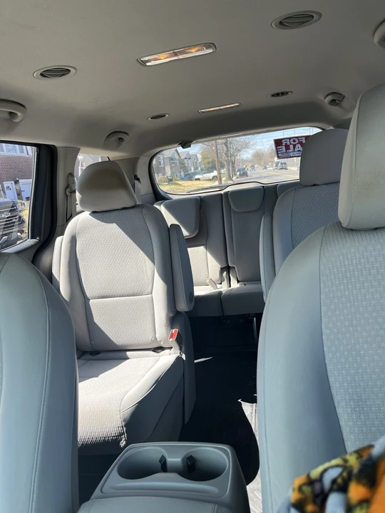 2016 Kia Carnival - Image 12 of 18