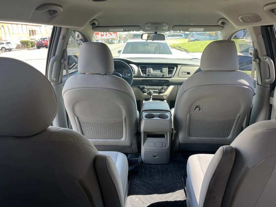 2016 Kia Carnival - Image 9 of 18