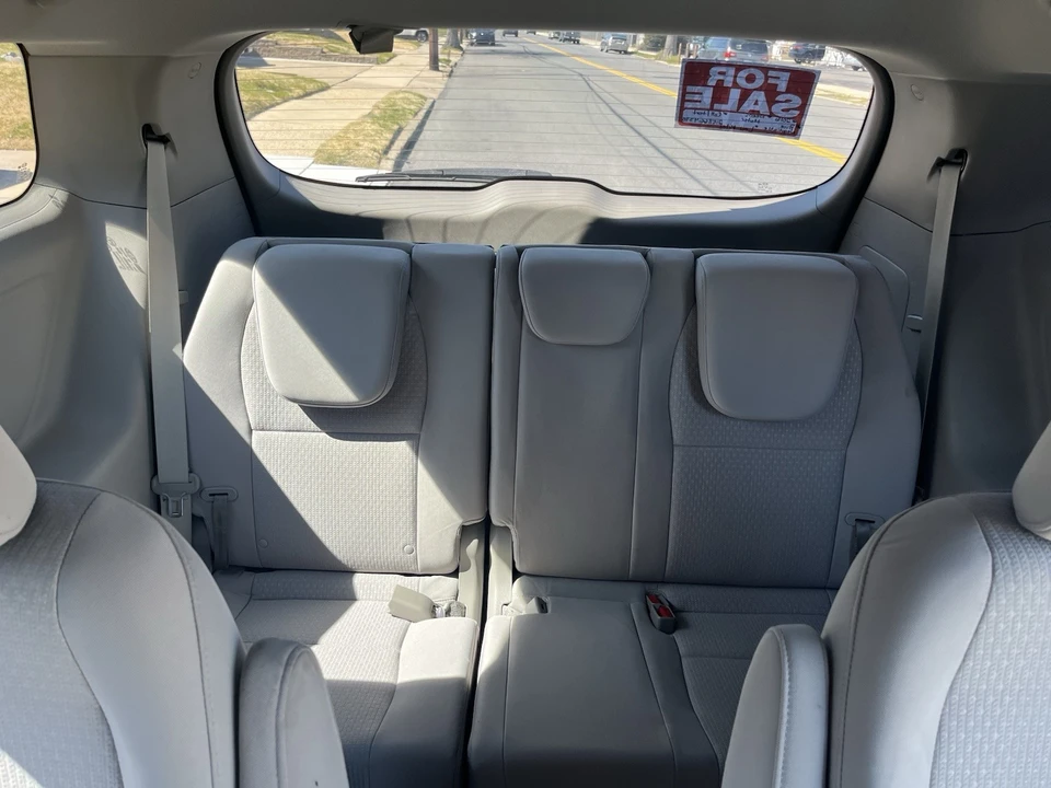 2016 Kia Carnival - Image 10 of 18
