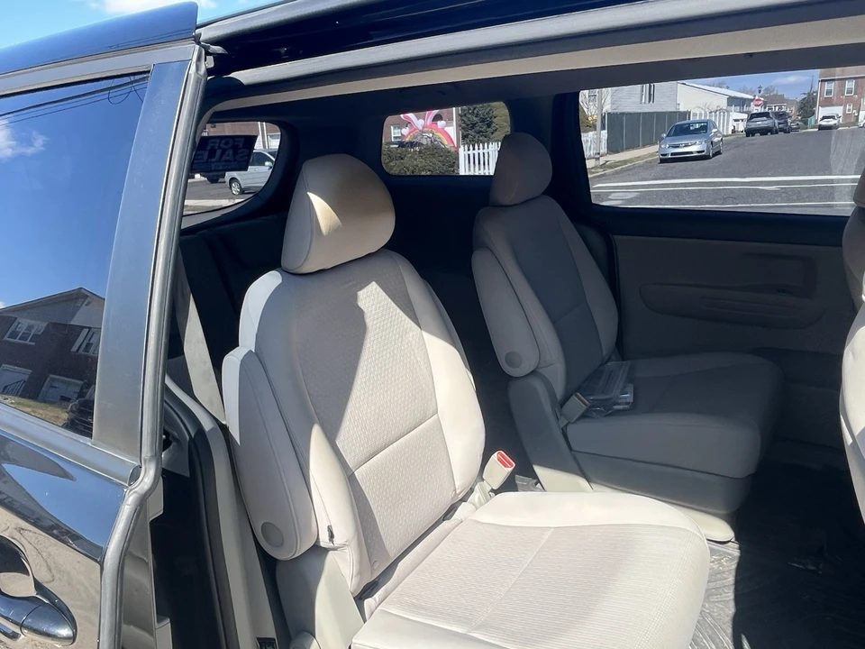 2016 Kia Carnival - Image 13 of 18