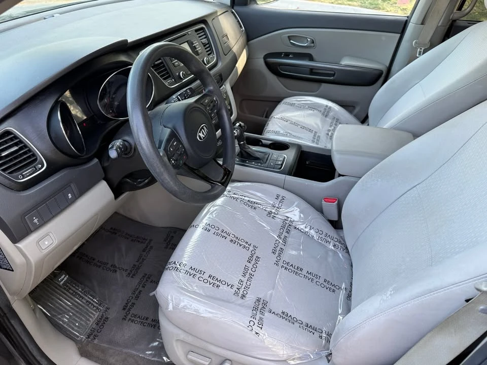 2016 Kia Carnival - Image 9 of 16