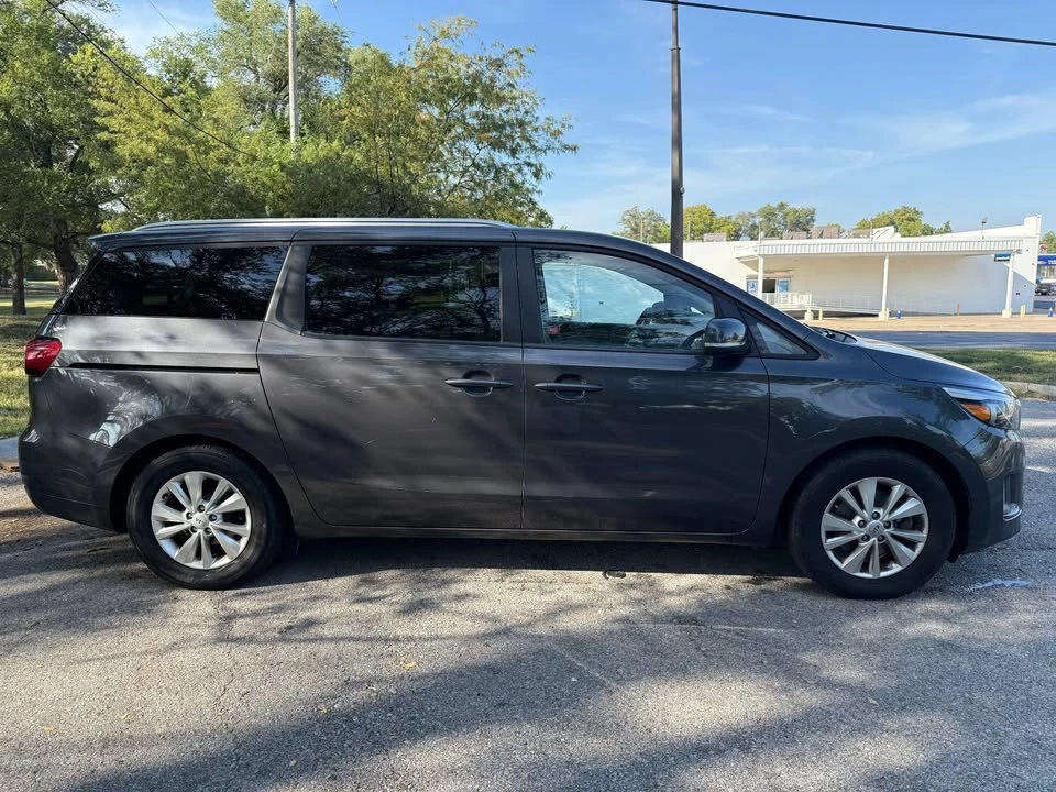 2016 Kia Carnival - Image 8 of 16