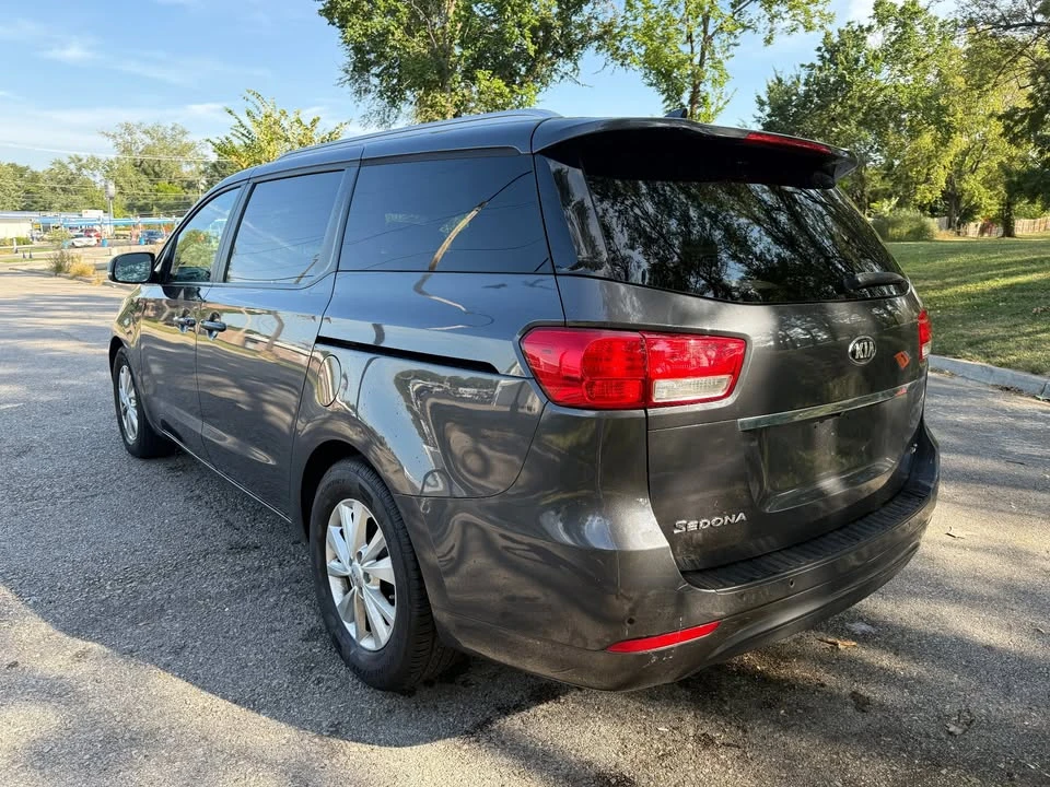 2016 Kia Carnival - Image 5 of 16
