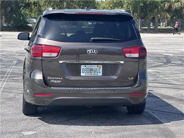 2016 Kia Carnival - Image 5 of 21