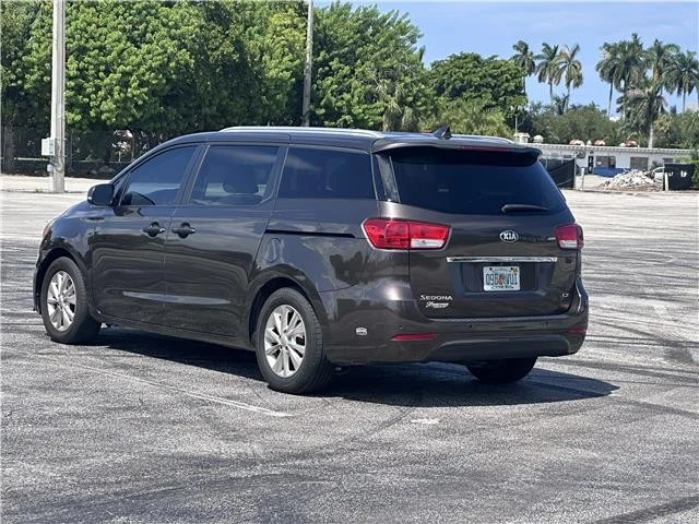 2016 Kia Carnival - Image 4 of 21
