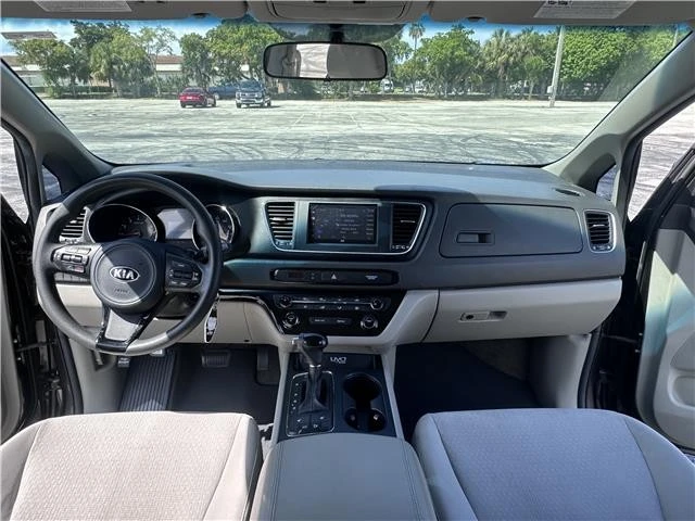 2016 Kia Carnival - Image 17 of 21