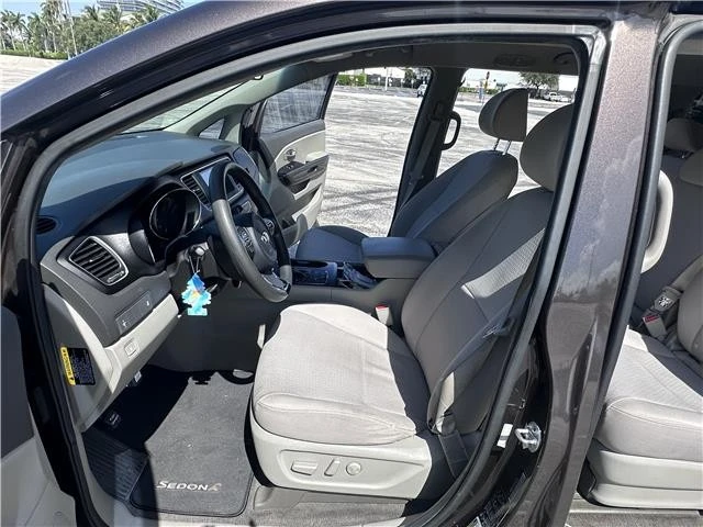 2016 Kia Carnival - Image 18 of 21