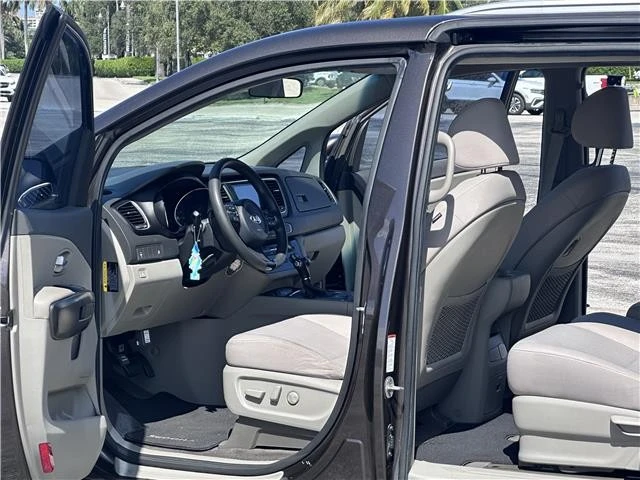 2016 Kia Carnival - Image 13 of 21