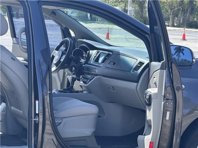 2016 Kia Carnival - Image 15 of 21