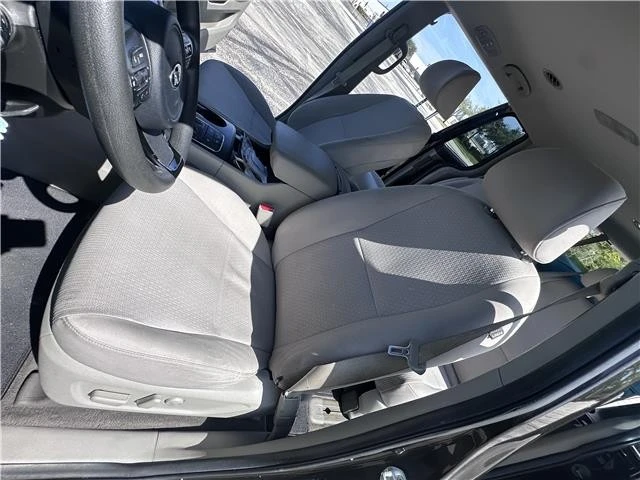 2016 Kia Carnival - Image 19 of 21