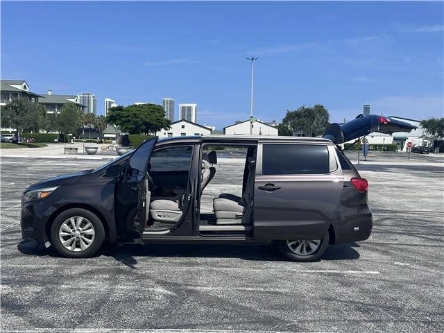 2016 Kia Carnival - Image 10 of 21