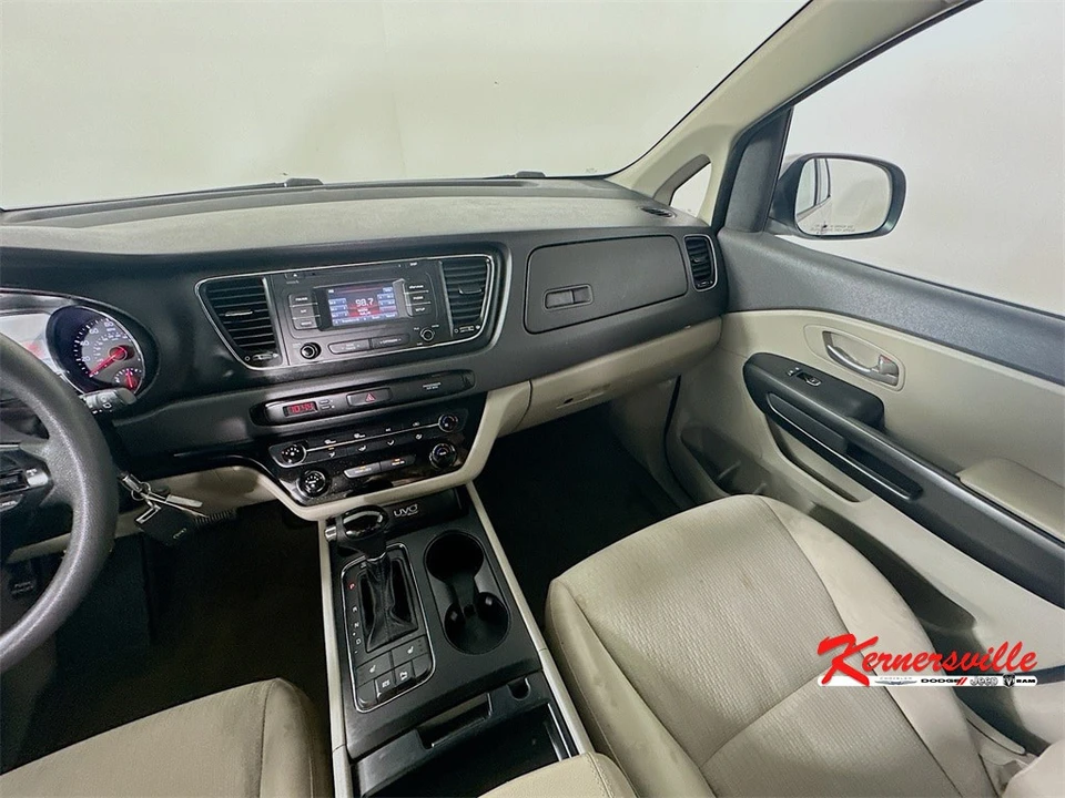 2016 Kia Carnival - Image 11 of 21