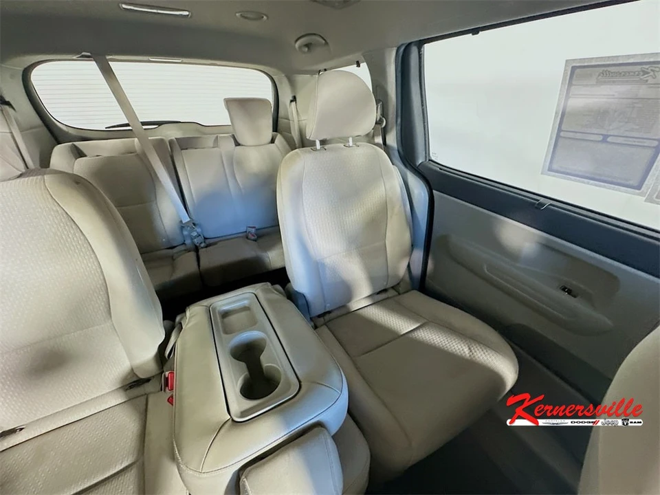2016 Kia Carnival - Image 14 of 21