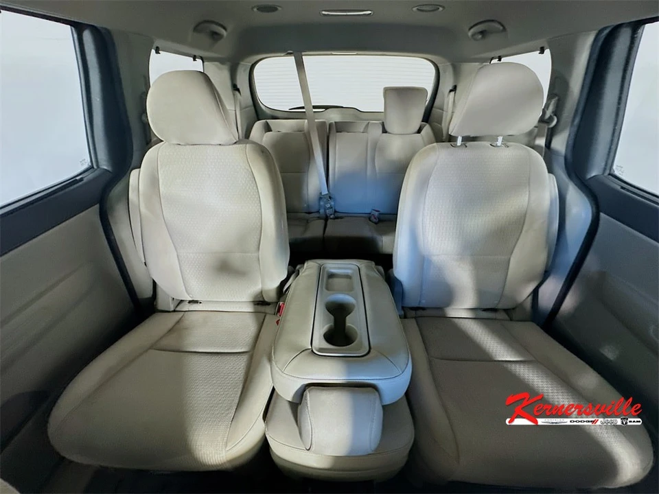 2016 Kia Carnival - Image 13 of 21