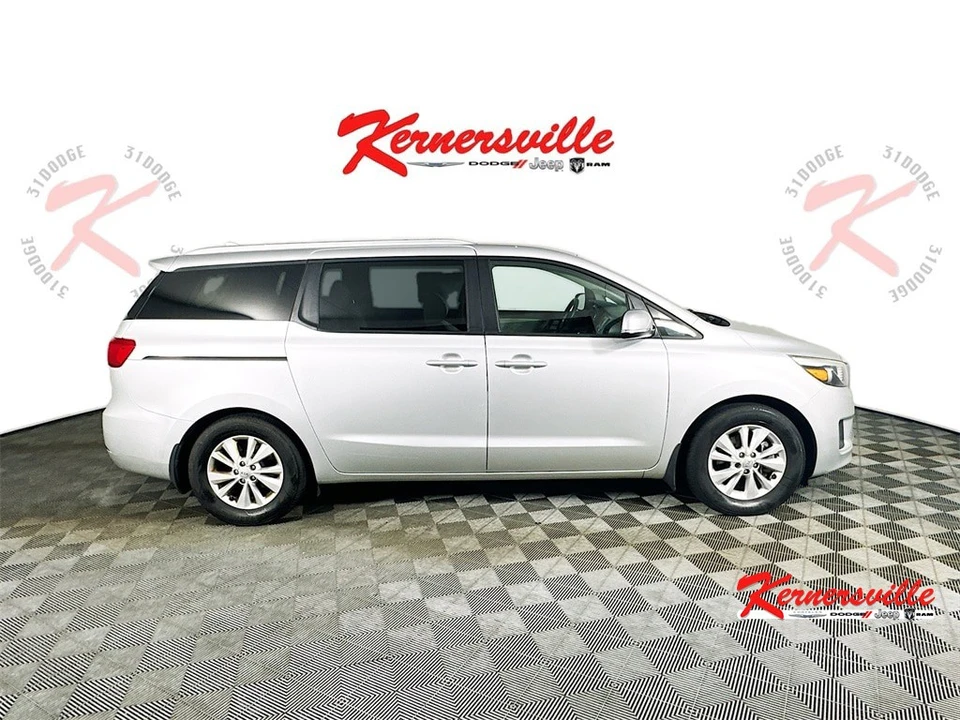 2016 Kia Carnival - Image 8 of 21