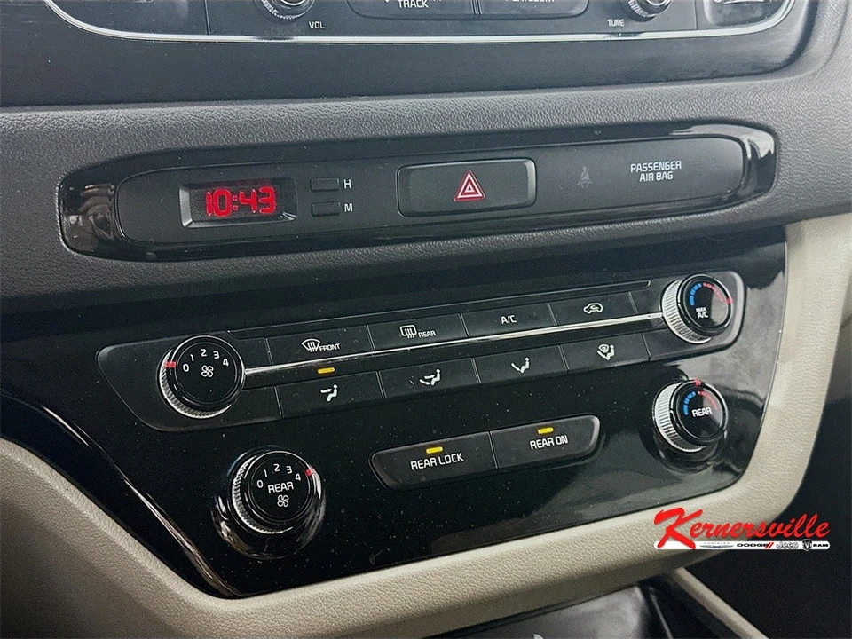 2016 Kia Carnival - Image 18 of 21