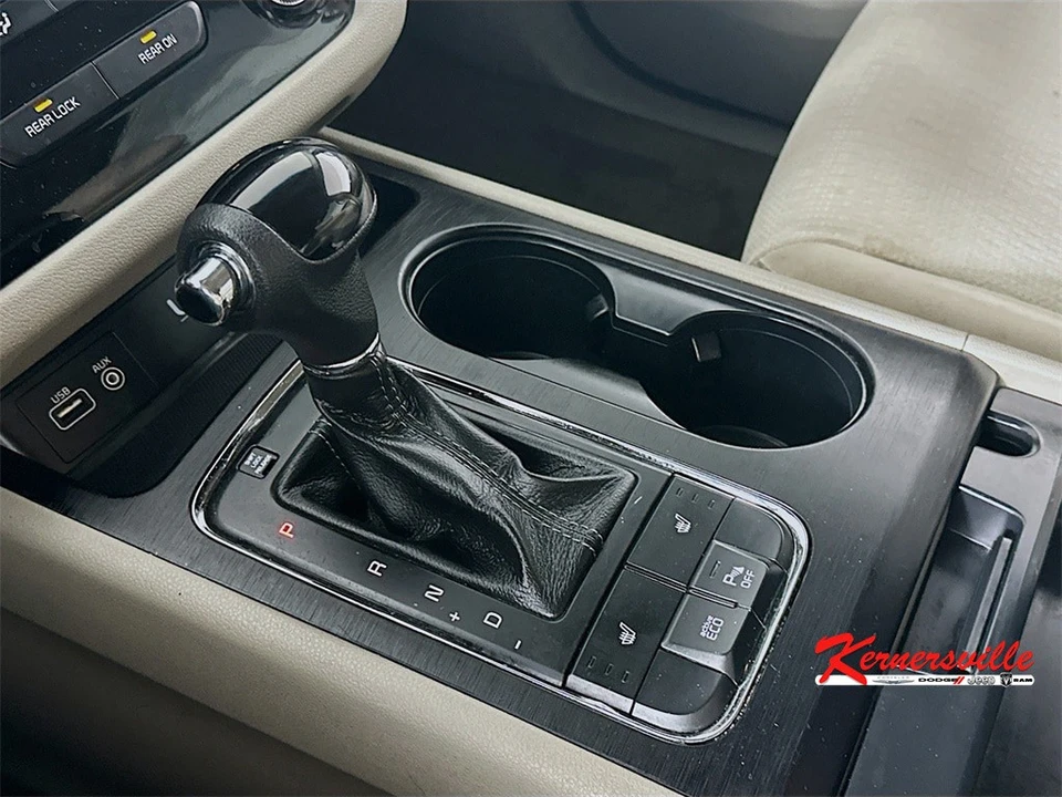 2016 Kia Carnival - Image 16 of 21