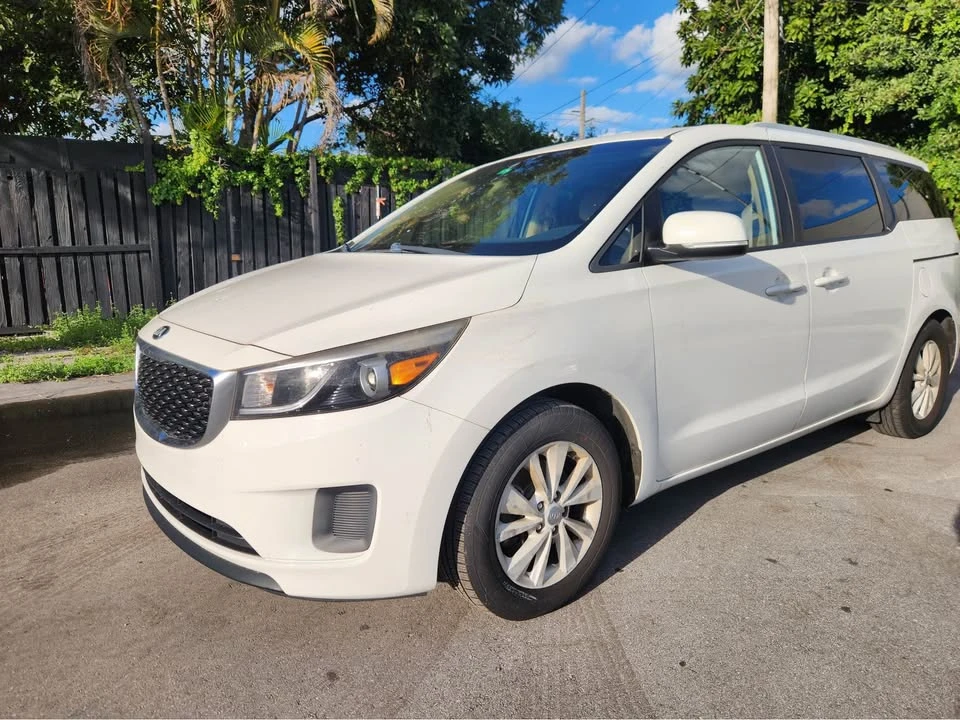2016 Kia Carnival - Image 4 of 8