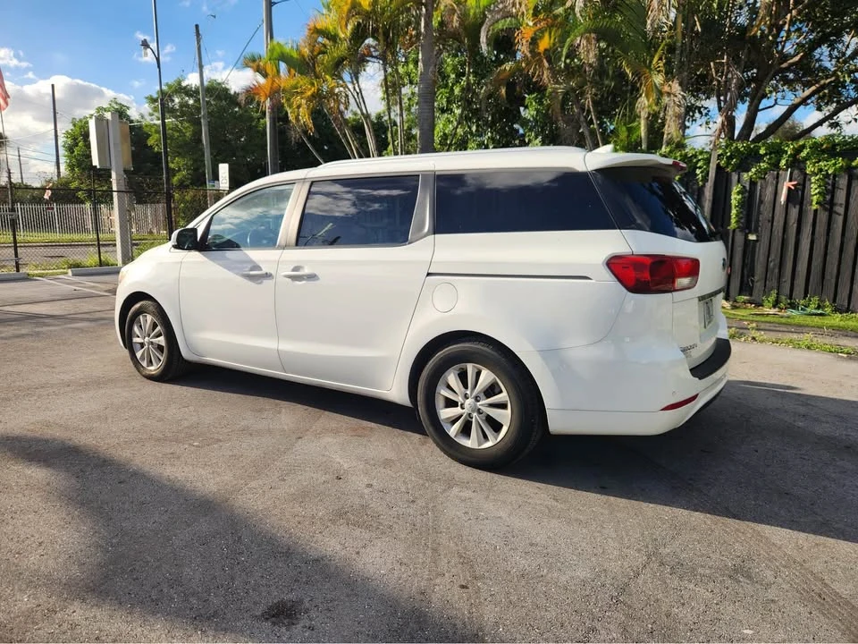 2016 Kia Carnival - Image 6 of 8