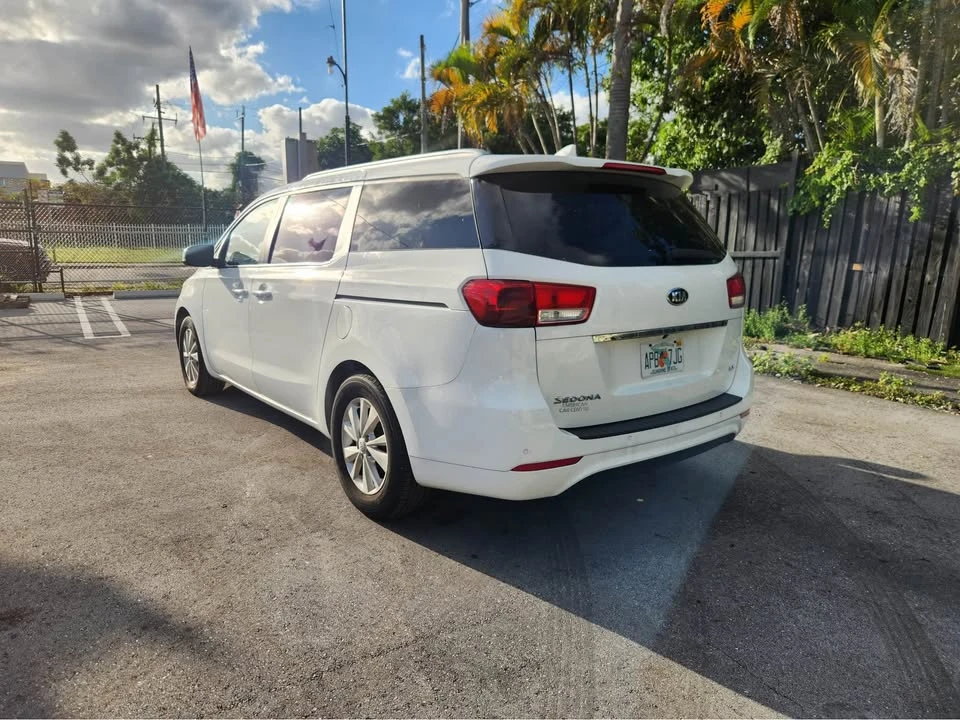 2016 Kia Carnival - Image 2 of 8
