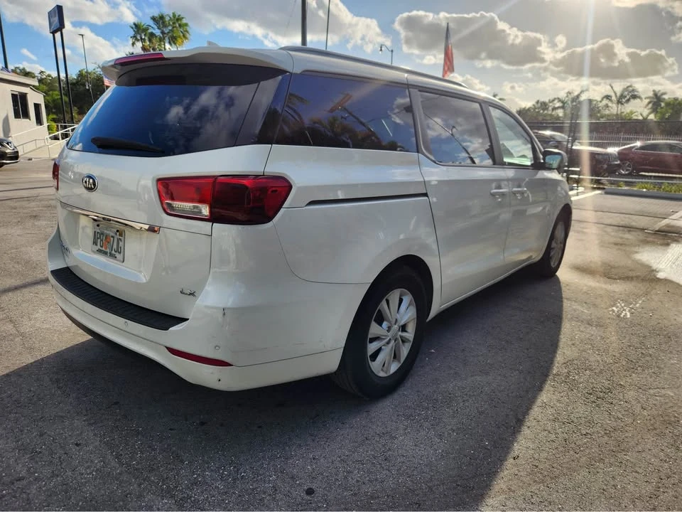 2016 Kia Carnival - Image 7 of 8