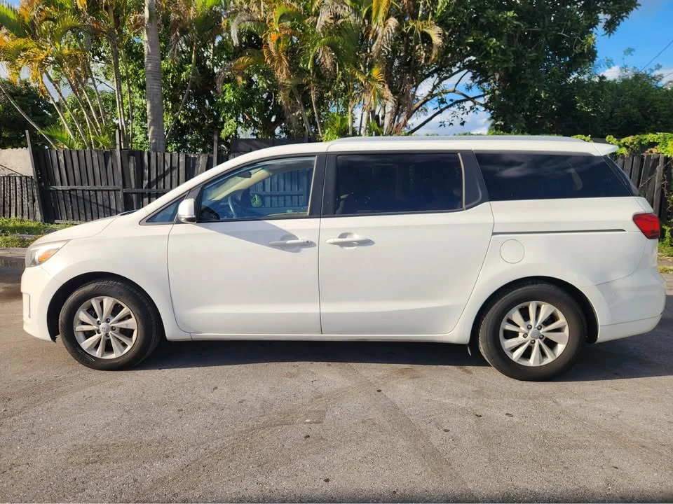 2016 Kia Carnival - Image 5 of 8