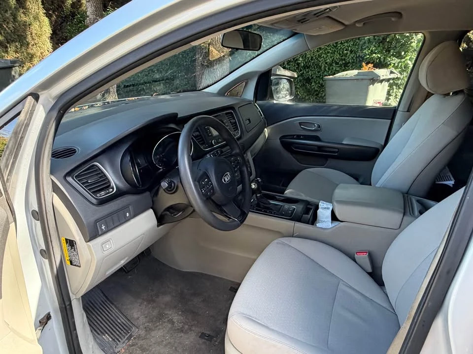 2016 Kia Carnival - Image 9 of 14