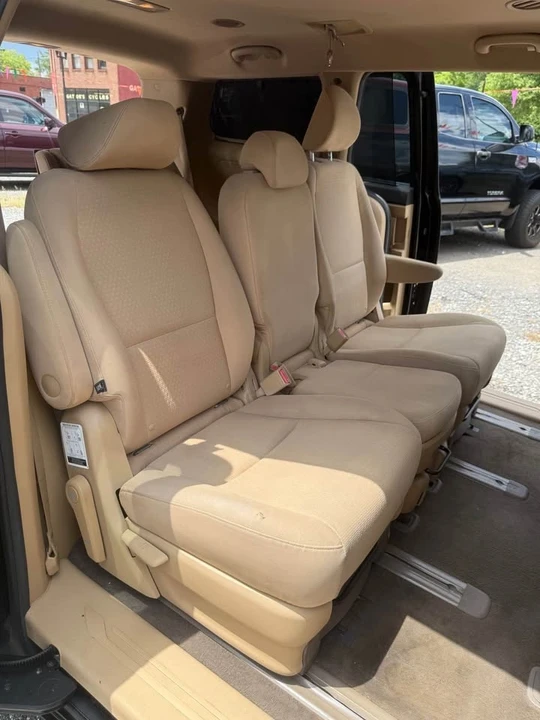 2016 Kia Carnival - Image 10 of 14