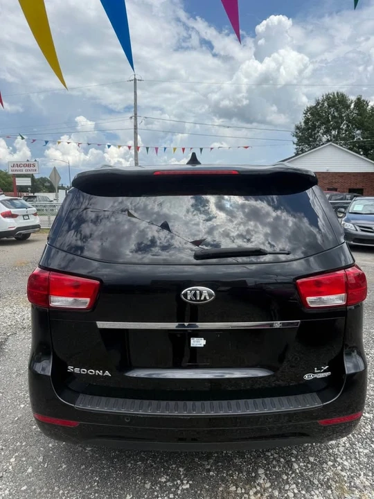 2016 Kia Carnival - Image 11 of 12