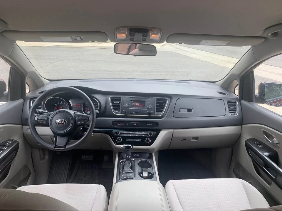 2016 Kia Carnival - Image 11 of 13