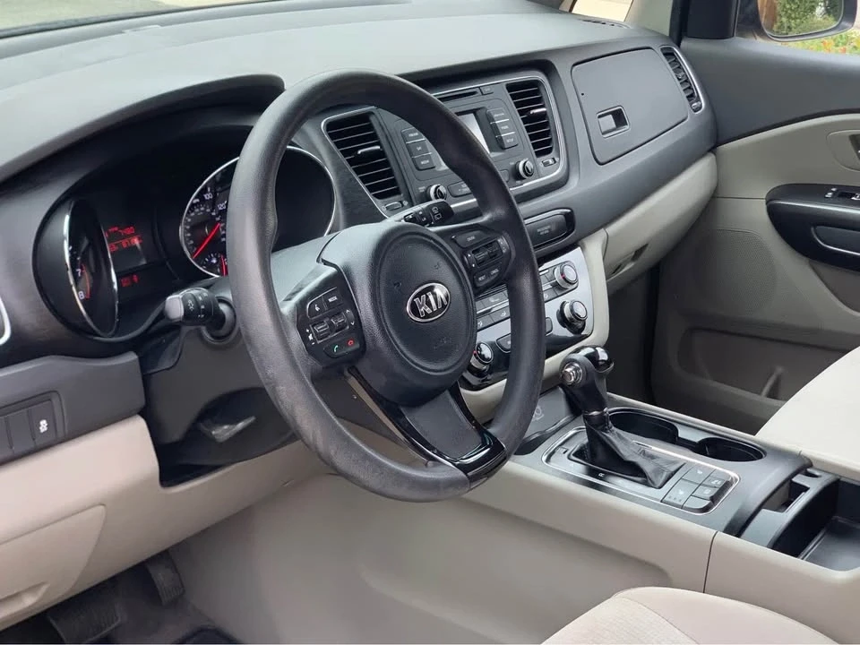 2016 Kia Carnival - Image 12 of 13