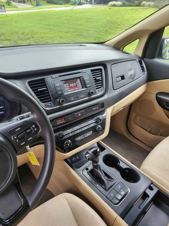 2016 Kia Carnival - Image 6 of 9